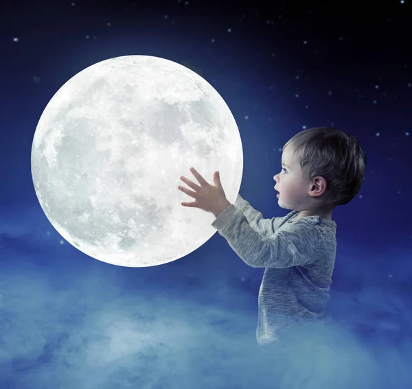 Retrato de arte de un lindo niño sosteniendo una luna — Foto de Stock
