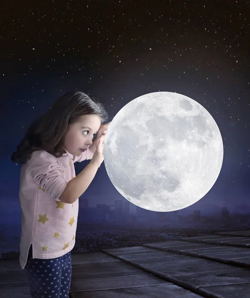 Retrato de arte de una linda niña sosteniendo una luna — Foto de Stock