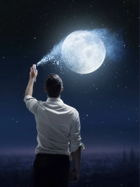 Retrato conceitual de um homem que asperge uma lua Imagem De Stock
