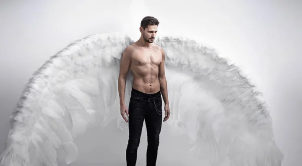 Retrato de un ángel guapo y serio - aislado —  Fotos de Stock