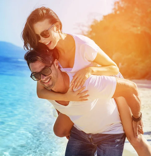 Young, attractive couple relaxing on a tropical beach — Stock Photo, Image