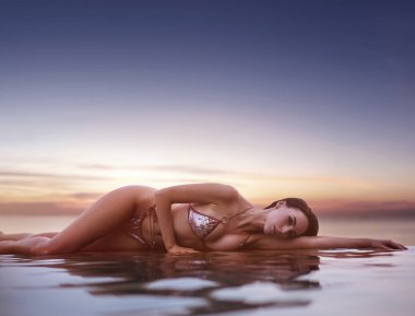 Tropikal Havuz tarafından rahatlatıcı şehvetli genç bayan