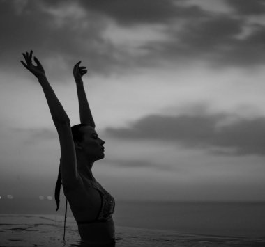 Tropikal Havuz tarafından rahatlatıcı şehvetli genç bayan