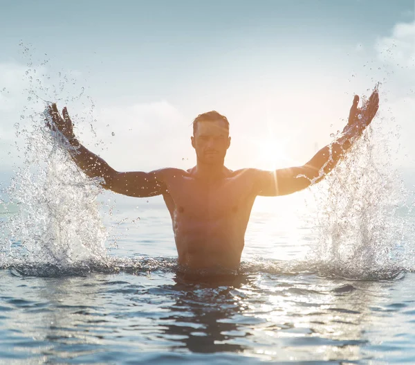 Retrato de un hombre serio en una piscina tropical — Foto de Stock