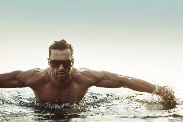 Portrait d'un homme sérieux dans une piscine tropicale — Photo