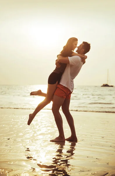 Casal alegre desfrutando de verão na praia tropical — Fotografia de Stock