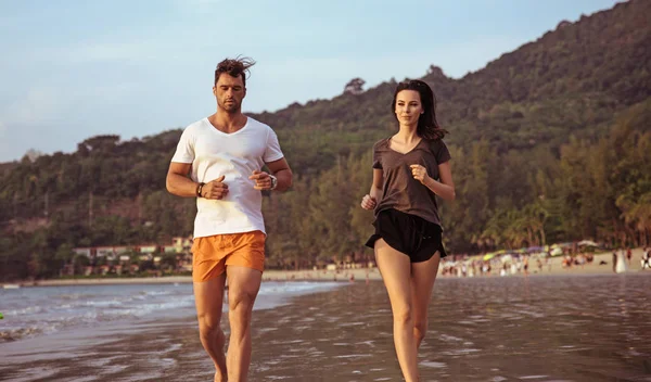 Jovem Casal Fazendo Jogging Praia Tropical — Fotografia de Stock