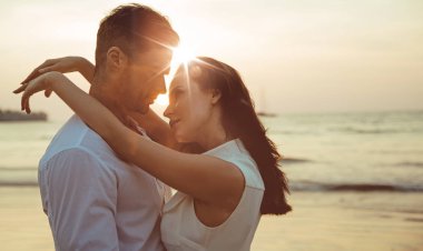 Genç, çekici bir çiftin romantik portresi 
