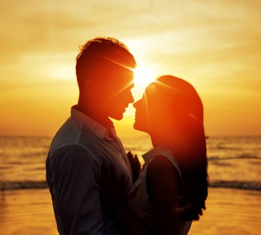 Genç, çekici bir çiftin romantik portresi