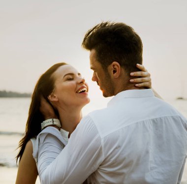 Genç, çekici bir çiftin romantik portresi