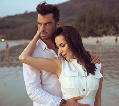 Genç, çekici bir çiftin romantik portresi