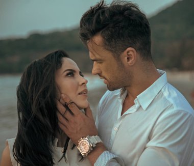 Genç, çekici bir çiftin romantik portresi