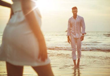 Romantik çift tropik bir plajda rahatlatıcı