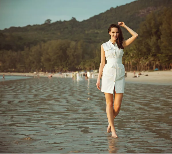 Porträtt av en glad dam koppla av på en tropisk strand — Stockfoto