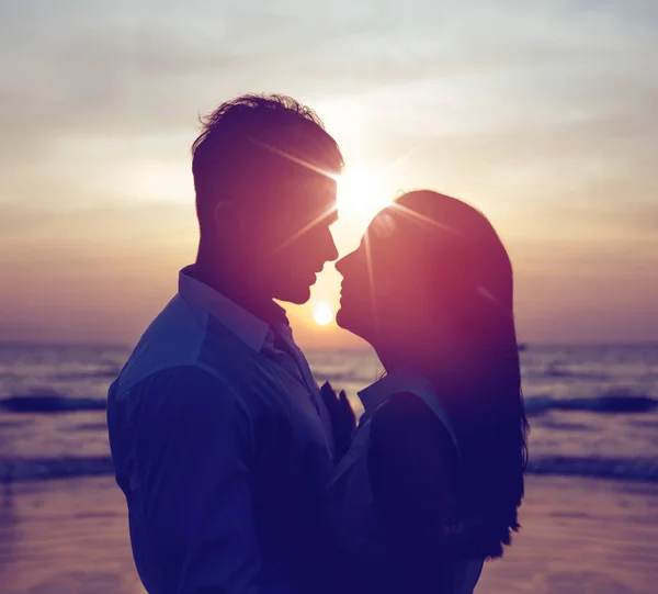 Retrato romántico de una pareja joven y atractiva con puesta de sol en b — Foto de Stock