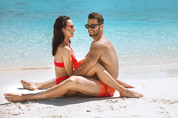 Jovem e atraente casal relaxante em uma praia tropical — Fotografia de Stock
