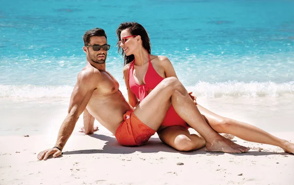 Ρομαντικό ζευγάρι που χαλαρώνει σε μια τροπική παραλία — Φωτογραφία Αρχείου