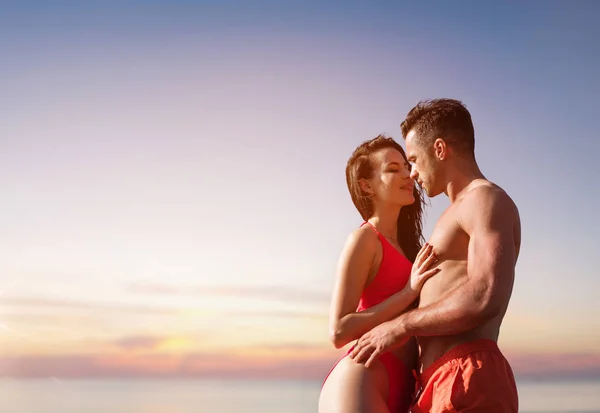 해변에서 휴식을 취하는 커플의 낭만적 인 스타일의 초상화 — 스톡 사진