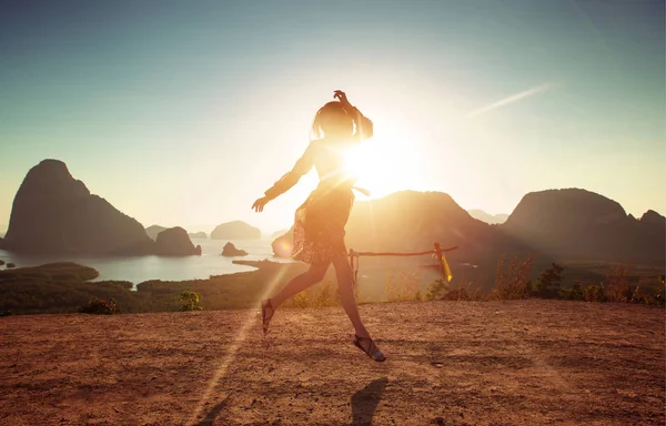 Schöne brünette Dame mit Blick auf die fabelhafte tropische Landschaft — Stockfoto