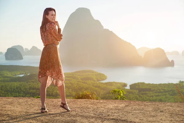 Vacker brunett dam tittar på den fantastiska tropiska landskap — Stockfoto