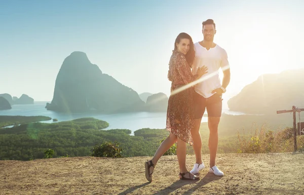 有吸引力的夫妇摆姿势反对岛屿景观 — 图库照片
