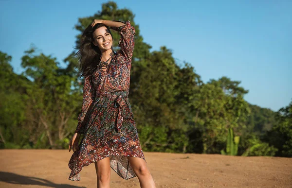 Retrato de uma bela morena posando contra madeiras tropicais — Fotografia de Stock