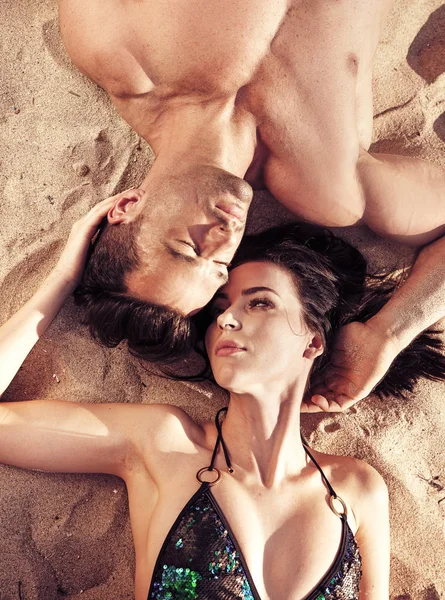 Atractiva pareja relajándose en una isla tropical —  Fotos de Stock