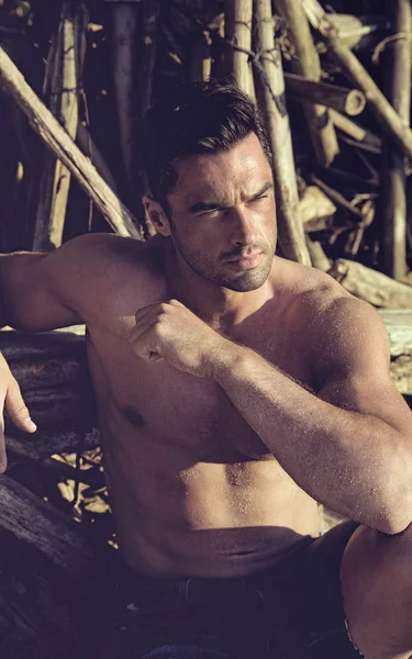 Retrato de um homem bonito e musculoso relaxando em um beac tropical — Fotografia de Stock