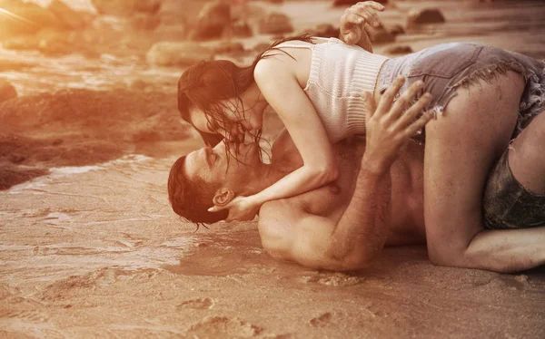 Romantický styl portrét dvojice relaxačních na pláži — Stock fotografie