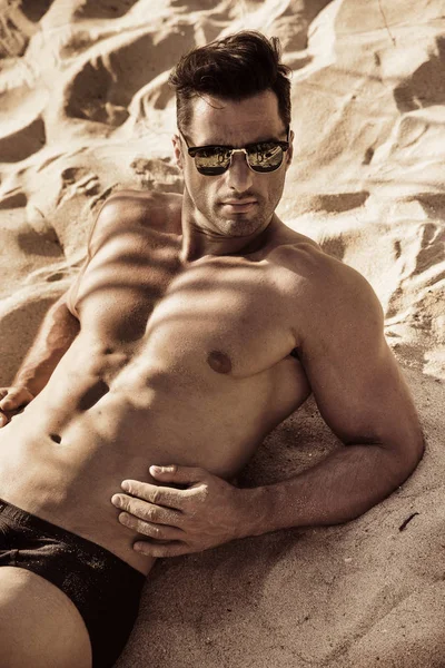 熱帯のビークでリラックスハンサムな筋肉の男の肖像画 ストック写真