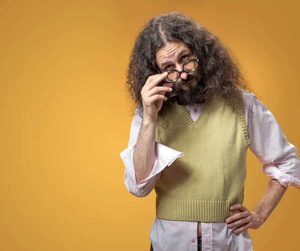 Retrato Nerd Divertido Sosteniendo Las Gafas Raras —  Fotos de Stock