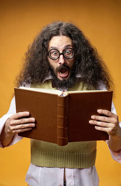 Grappige Nerd Verrast Door Een Boek Inhoud — Stockfoto