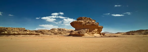 Natureza e rochas de Wadi Rum ou Vale do Moonn, deserto, Jordânia . — Fotografia de Stock