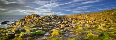 Devler Causeway kayalar ve okyanus, Kuzey İrlanda, İngiltere