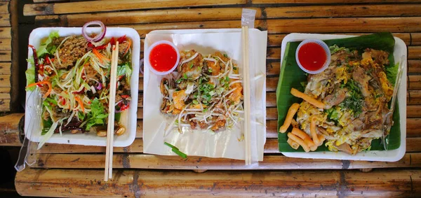 Comida Tailandesa Três Cardápio Mesa Bambu — Fotografia de Stock