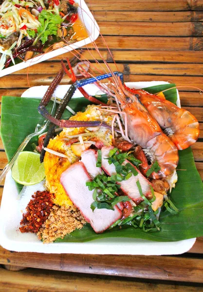 Fried Noodles Grilled Prawns — Stock Photo, Image