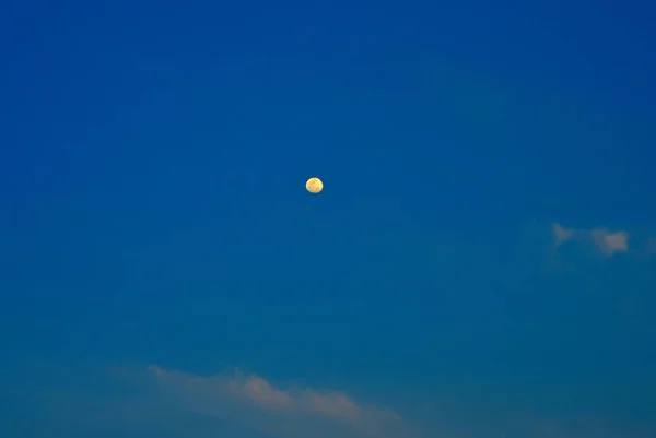 Місяць Сутінковому Небі — стокове фото
