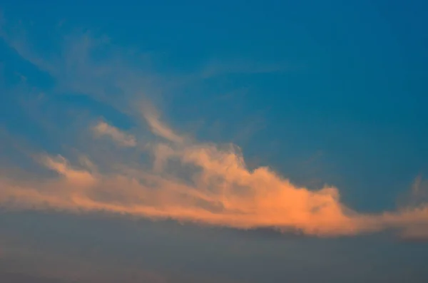 Nuvens Laranja Agradável Com Fundo Azul Céu — Fotografia de Stock