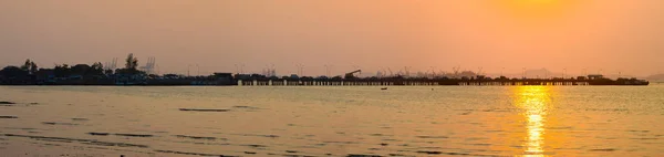 Cielo Del Atardecer Mar Con Silhoutte Del Muelle — Foto de Stock