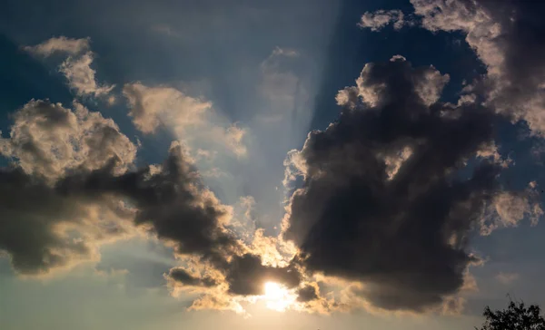 Bel Sole Con Nuvole Coperte Cielo Blu — Foto Stock