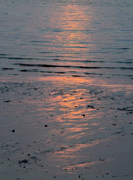 Ηλιοβασίλεμα Αντανάκλαση Του Φωτός Στην Παραλία Και Στη Θάλασσα Αφηρημένα — Φωτογραφία Αρχείου