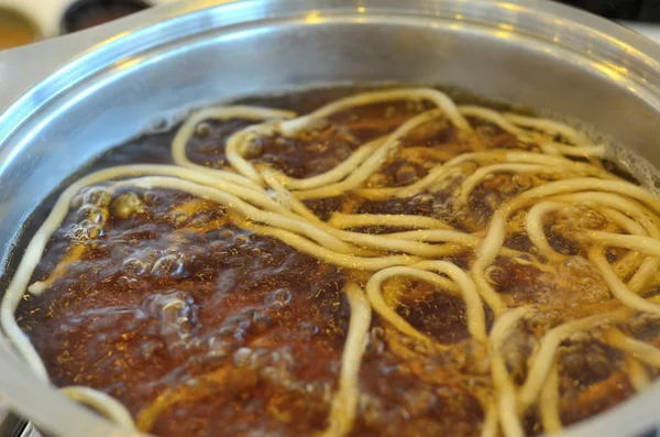 麺とスープの鍋 — ストック写真