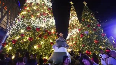 Bangkok, Tayland - Aralık 7: Güzel hareket scuplture ile 7 Aralık 2017 Noel ağacına Bangkok, Tayland