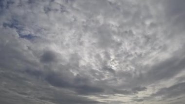 Zaman atlamalı Güneş gökyüzünde bulutlar hareketinin