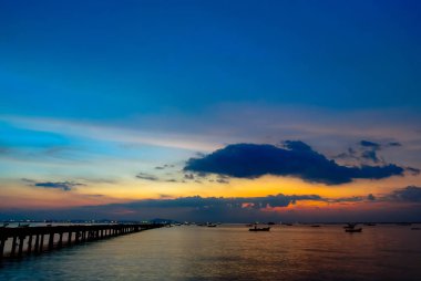 Bağlantı noktası silüeti denizde güzel dramatik gökyüzü