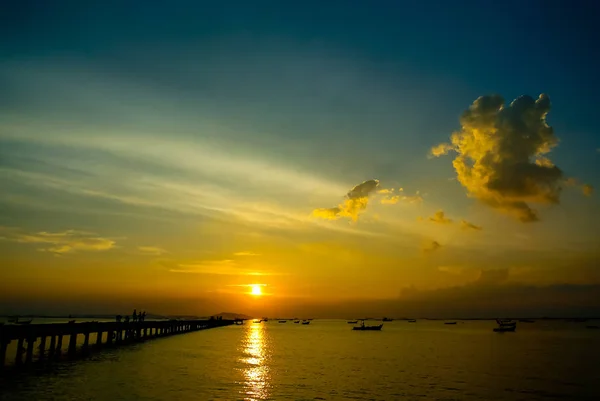 Schöner Sonnenuntergang Himmel Auf See Mit Silhouette Des Hafens — Stockfoto