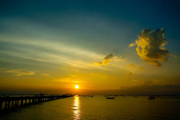 ポートのシルエットと海で素敵な夕焼け空 — ストック写真