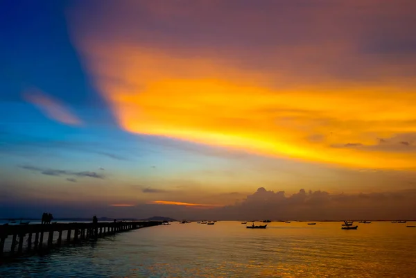 Bonito Cielo Dramático Mar Con Silueta Puerto — Foto de Stock