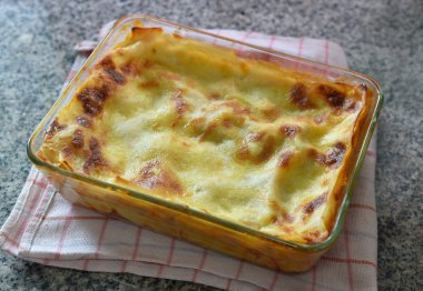 Geleneksel lazanya Bolognese, beslenme çantası
