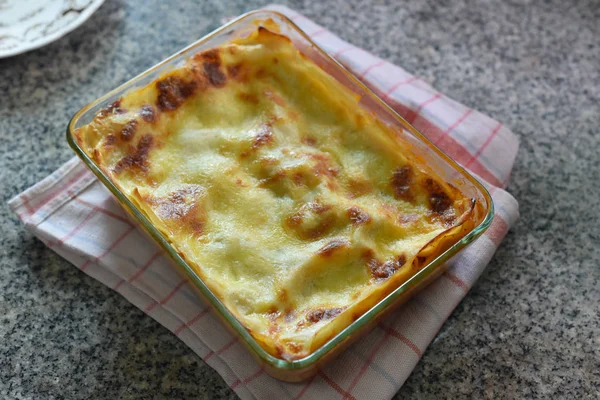 Традиционные Lasagna Bolognese Обеденная Коробка — стоковое фото